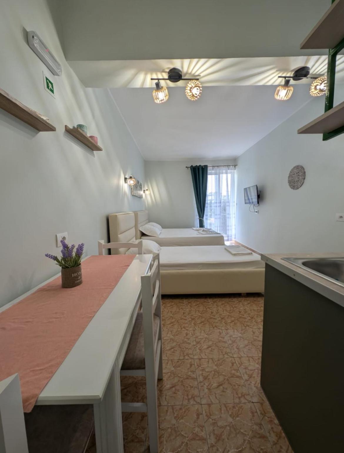 Areti Rooms Hotel Himarë Extérieur photo